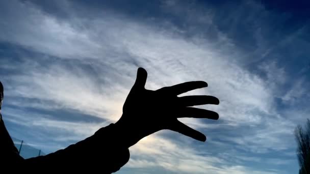 白い雲と青い空の太陽のシルエット — ストック動画