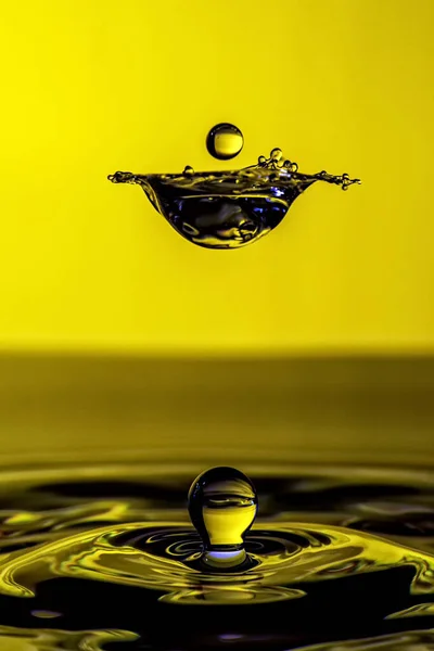 Een Prachtig Shot Van Een Spetterend Water Druppels Lucht Een — Stockfoto