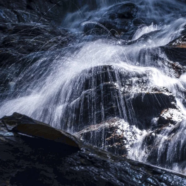 Tiro Perto Fluxo Rio Uma Pequena Cachoeira Sobre Rochas Negras — Fotografia de Stock