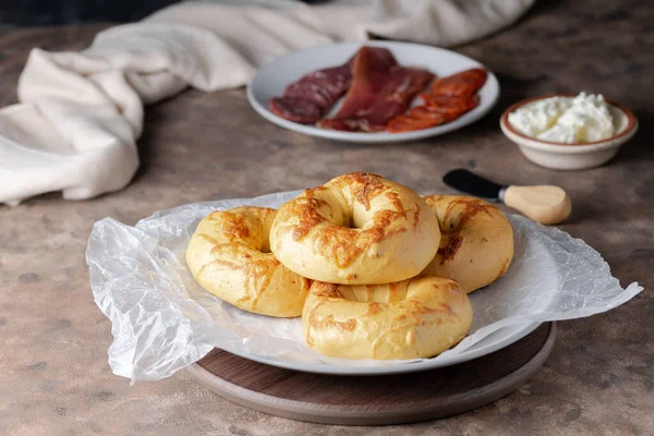 Jambon Krem Peynirli Gevrek Simit Ile Lezzetli Bir Kahvaltı — Stok fotoğraf