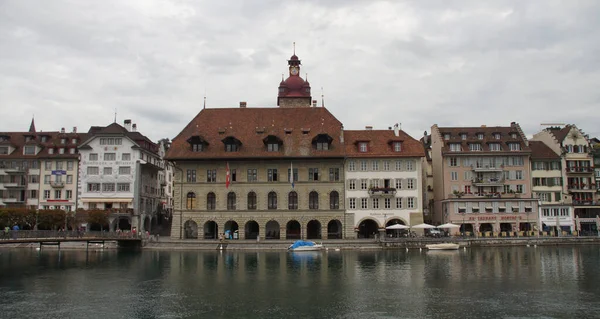 Lucerne Switzerland Ağustos 2012 Sviçre Nin Lucerne Kentindeki Reuss Nehri — Stok fotoğraf