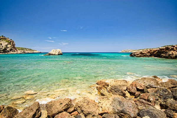 Gyönyörű Kilátás Nyílik Strandra Sziklás Alakzatok Tengerben Ibiza — Stock Fotó