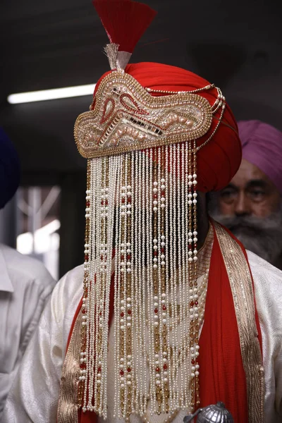 Традиційне Розкішне Весілля Індійського Нареченого Тюрбанським Язичницьким Традиційним Вінком Індіанський — стокове фото
