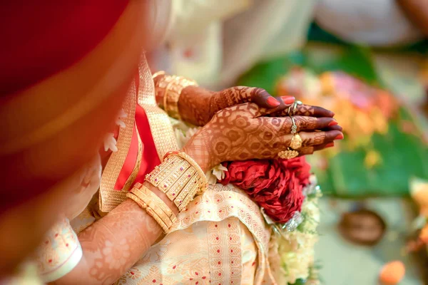 伝統的な結婚式の間にヒンズー教徒の花嫁の手とヘナのクローズアップショット — ストック写真