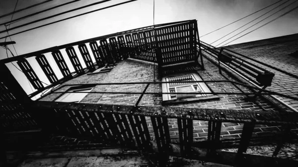 Низкоугольный Снимок Пожарной Лестницы Старого Здания Серой Гамме — стоковое фото