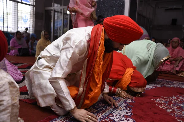 Kolkata India Mayıs 2019 Geleneksel Giyim Gurudwara Duasında Kırmızı Türbanlı — Stok fotoğraf