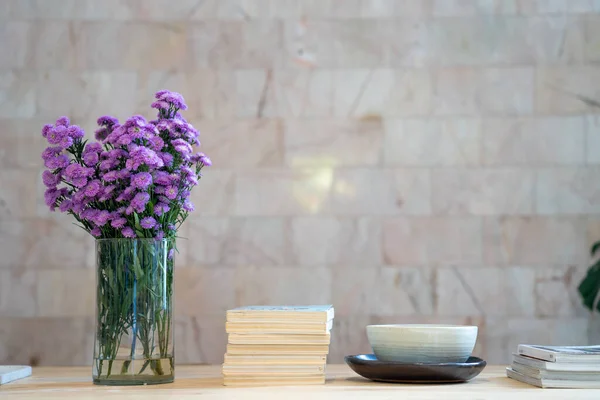 Narin Çiçekli Bir Vazo Bir Yığın Kitap Masanın Üzerinde Bir — Stok fotoğraf