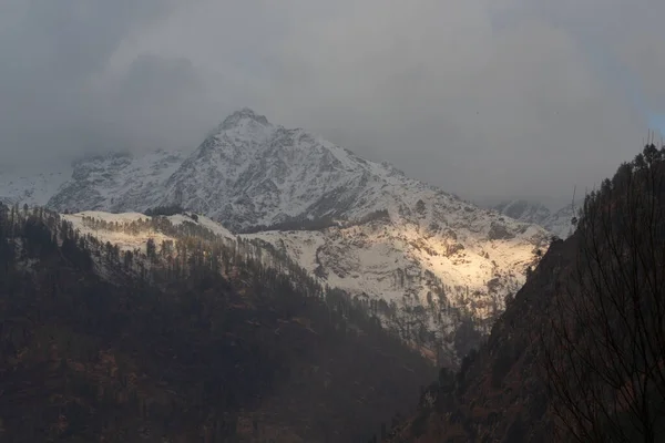 Una Vista Fascinante Las Montañas Rocosas Cubiertas Nieve Tosh Himachal — Foto de Stock