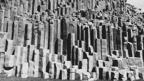 현무암 기둥들의 그레이 스케일 — 스톡 사진