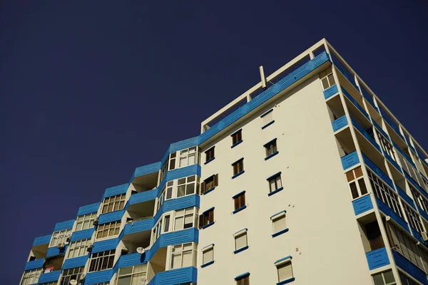 Egy Alacsony Szögű Felvétel Egy Épületről Kék Égbolttal Szemben Egy — Stock Fotó
