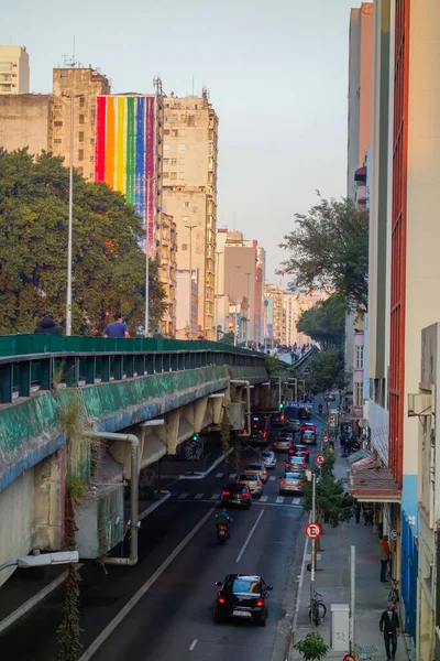 ブラジルのサンパウロのダウンタウンの通りや高層ビルの垂直ショット — ストック写真
