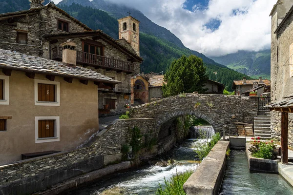 Encantadora Aldeia Chianale Coração Dos Alpes Com Pitoresco Rio Passando — Fotografia de Stock