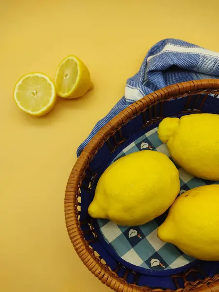 Taze Limonlar Sepette Sarı Bir Masada — Stok fotoğraf