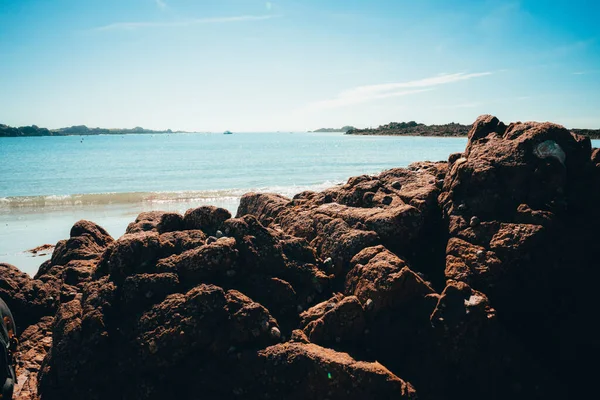 Ein Schöner Blick Auf Die Felsen Küstennähe Einem Sonnigen Sommertag — Stockfoto