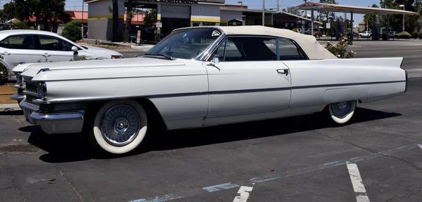 美国弗雷斯诺 2021年7月7日 一辆古董白色汽车停在停车场 — 图库照片