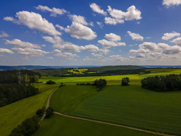 Вид Воздуха Облачное Небо Над Зелеными Сельскохозяйственными Полями — стоковое фото