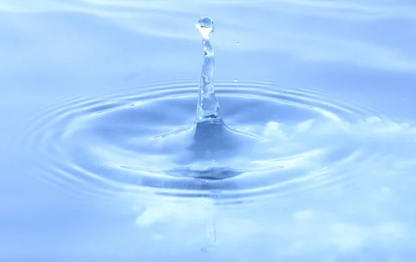 Een Rimpel Veroorzaakt Door Een Druppel Water Een Helderblauw Meer — Stockfoto