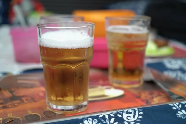 Tiro Close Copos Cerveja Uma Mesa — Fotografia de Stock