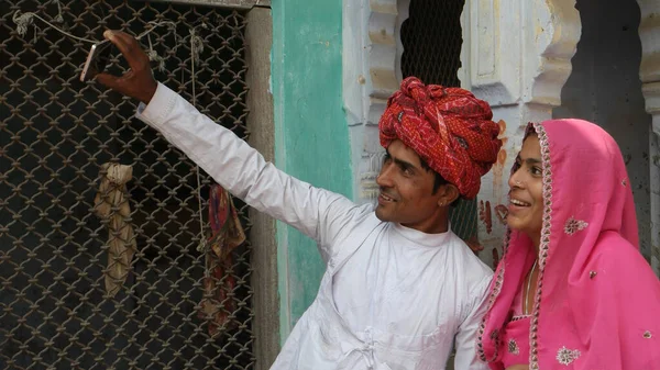 Närbild Ett Indiskt Par Traditionella Kläder Tar Selfie — Stockfoto