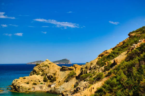 Tiro Aéreo Uma Bela Costa Com Mar Azul Claro Ibiza — Fotografia de Stock