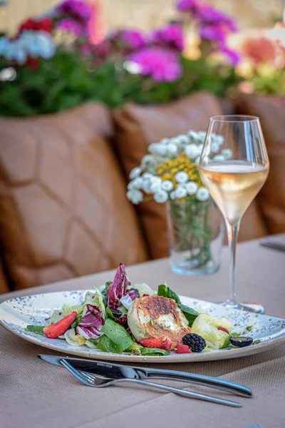 Een Verticaal Shot Van Een Verse Salade Een Glas Wijn — Stockfoto