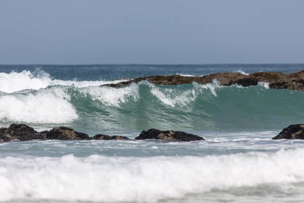 Dalgaların Güzel Manzarası Denizde Kayaları Çarpıştırıyor Arka Planda Açık Mavi — Stok fotoğraf