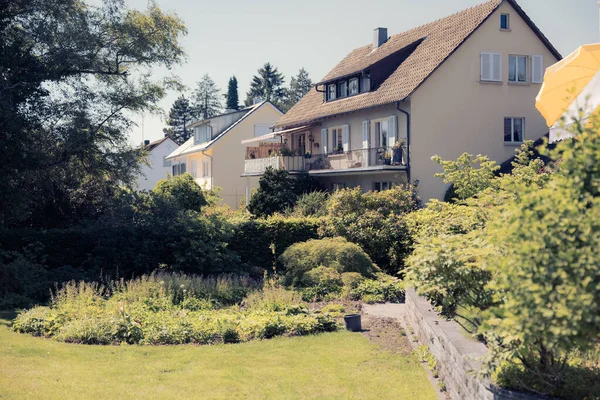 Piękny Widok Dom Pięknym Ogrodem Zielenią — Zdjęcie stockowe