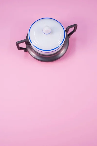 ピンクの表面に小さなセラミックスパイス瓶の垂直ショット — ストック写真