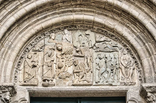 Крупный План Скульптуры Рельефа Библейской Сценой Одной Дверей Двух Тимпанов — стоковое фото