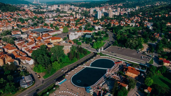 Flygbild Stadsbilden Tuzla Bosnien Med Vita Byggnader Med Bruna Tak — Stockfoto