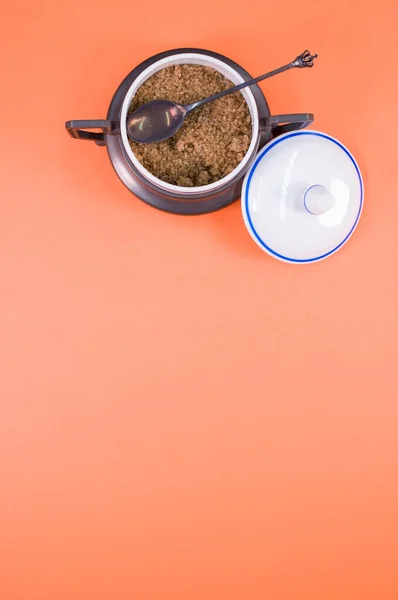 Ein Vertikaler Schuss Braunen Zuckers Einem Kleinen Keramikgefäß Auf Einem — Stockfoto