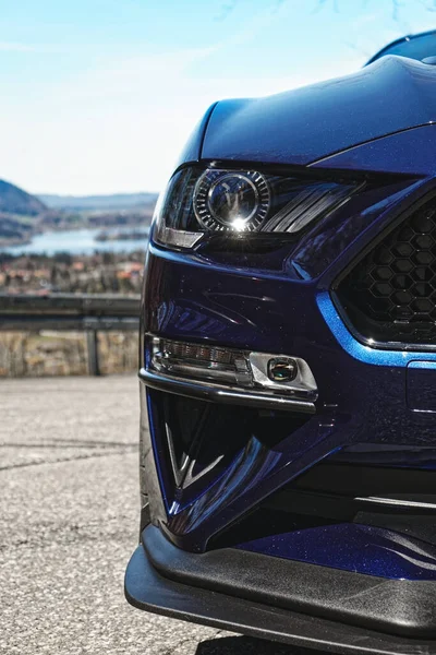 金属ブルーの車の外観の垂直クローズアップショット — ストック写真