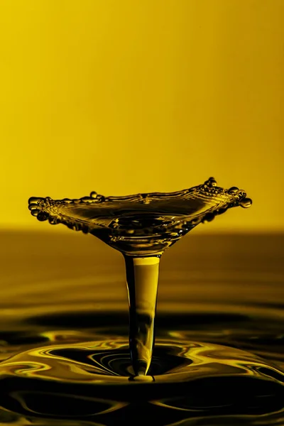 Una Hermosa Toma Agua Salpicando Las Gotitas Aire Sobre Fondo —  Fotos de Stock