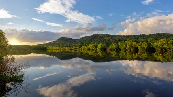 Hermoso Paisaje Verdes Montañas Reflexionando Sobre Agua Ciudad Matanzas Cuba —  Fotos de Stock