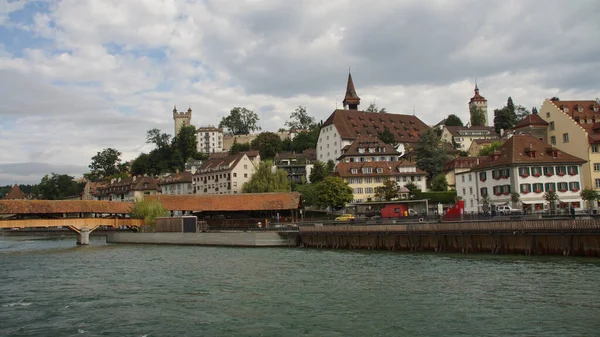 Vacker Utsikt Över Byggnader Regnig Dag Längs Reuss River Lucerne — Stockfoto