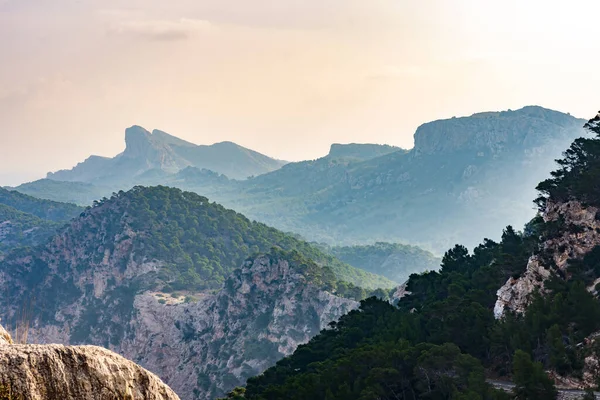 Spanya Mallorca Gün Batımında Güneşli Gökyüzünün Altında Büyüleyici Yeşil Dağlar — Stok fotoğraf