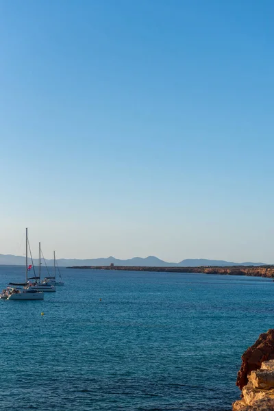 夏天在西班牙福尔门特拉的卡拉索纳海滩上的船 — 图库照片