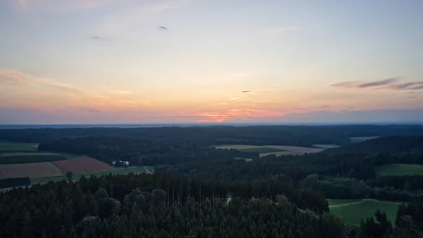 Uma Bela Paisagem Com Campos Densas Árvores Verdes Pôr Sol — Fotografia de Stock