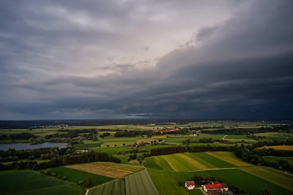 Der Düstere Himmel Über Den Landwirtschaftlichen Feldern Abend — Stockfoto