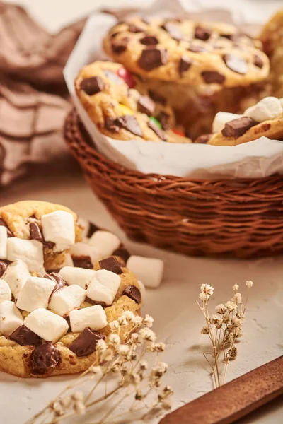 Vertical Closeup Chocolate Chip Cookies Marshmallows Selected Focus — Stock Photo, Image