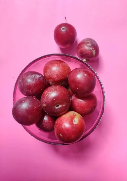 Vertikal Ovanifrån Röda Plommon Glasskål Levande Rosa Bakgrund — Stockfoto