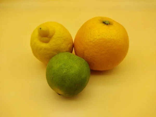 Laranja Fresca Limão Limão Uma Mesa Amarela — Fotografia de Stock