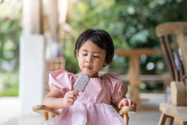 Foco Superficial Uma Jovem Garota Sudeste Asiático Comendo Picolé Enquanto — Fotografia de Stock