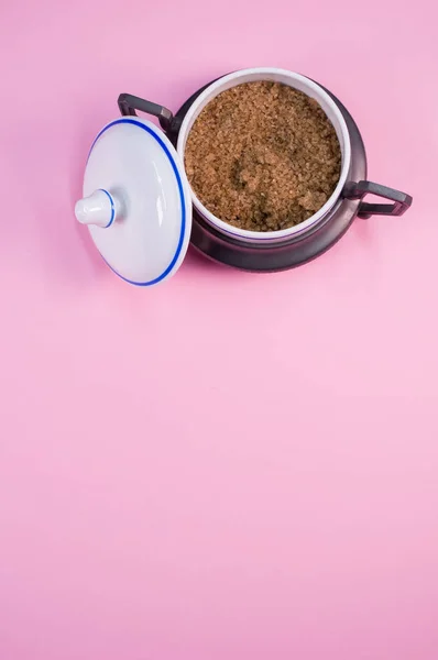 Tiro Vertical Açúcar Mascavo Pequeno Jarro Cerâmica Uma Mesa Rosa — Fotografia de Stock