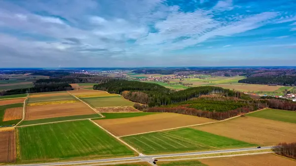 Eine Schöne Ländliche Landschaft Mit Landwirtschaftlichen Feldern Dichten Bäumen Und — Stockfoto