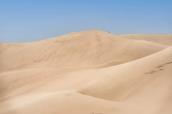 Dunas Arena Montaña Con Pisadas Contra Cielo Azul —  Fotos de Stock