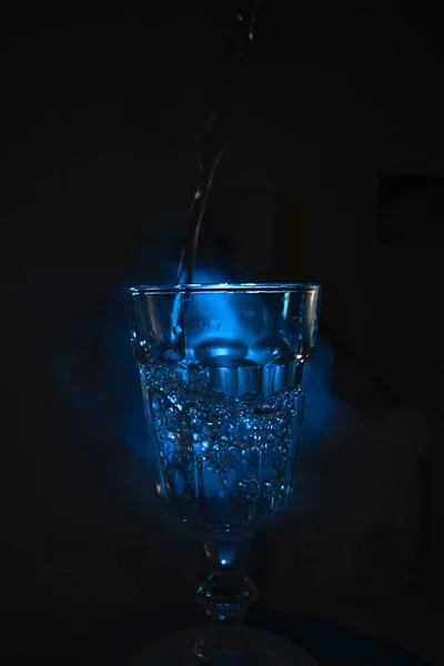 Ein Vertikaler Schuss Wasser Einem Glasbecher — Stockfoto