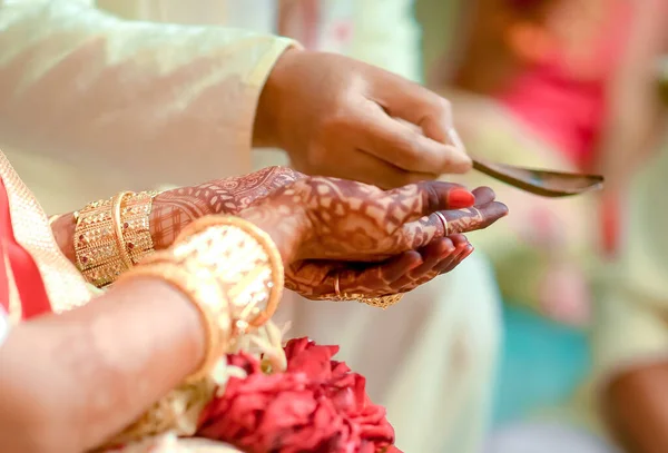 Nahaufnahme Der Hände Einer Hindu Braut Mit Henna Während Einer — Stockfoto