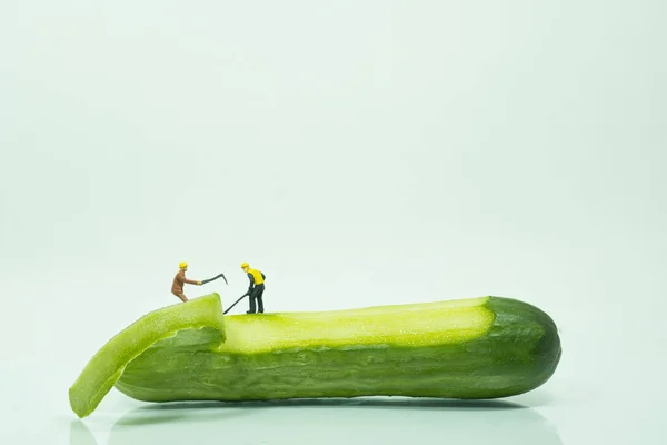 Een Close Shot Van Verse Komkommer Personages Een Witte Achtergrond — Stockfoto