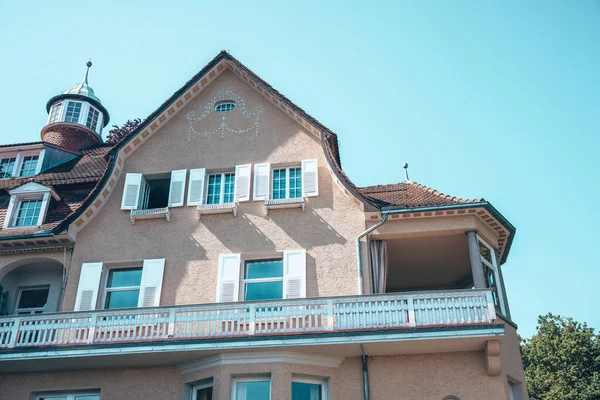Naturskön Över Gamla Byggnader Med Glasfönster Konstanz Tyskland Blå Himmel — Stockfoto